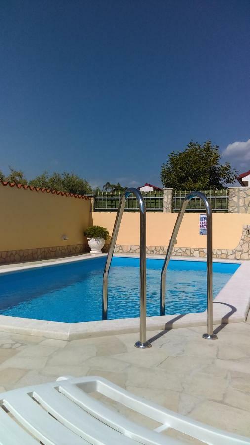 Holiday Home "Mala Kuca " With Heated Pool Pula Exteriér fotografie
