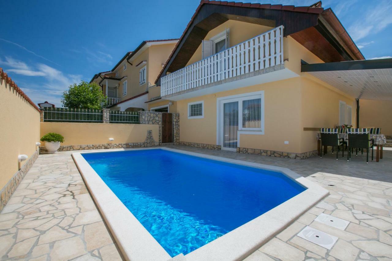 Holiday Home "Mala Kuca " With Heated Pool Pula Exteriér fotografie